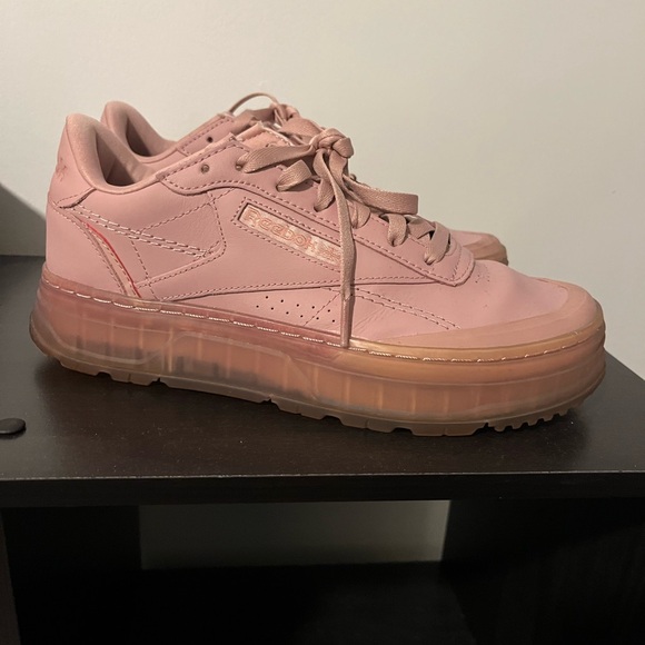 Pink Reebok 😍 - Picture 3 of 4